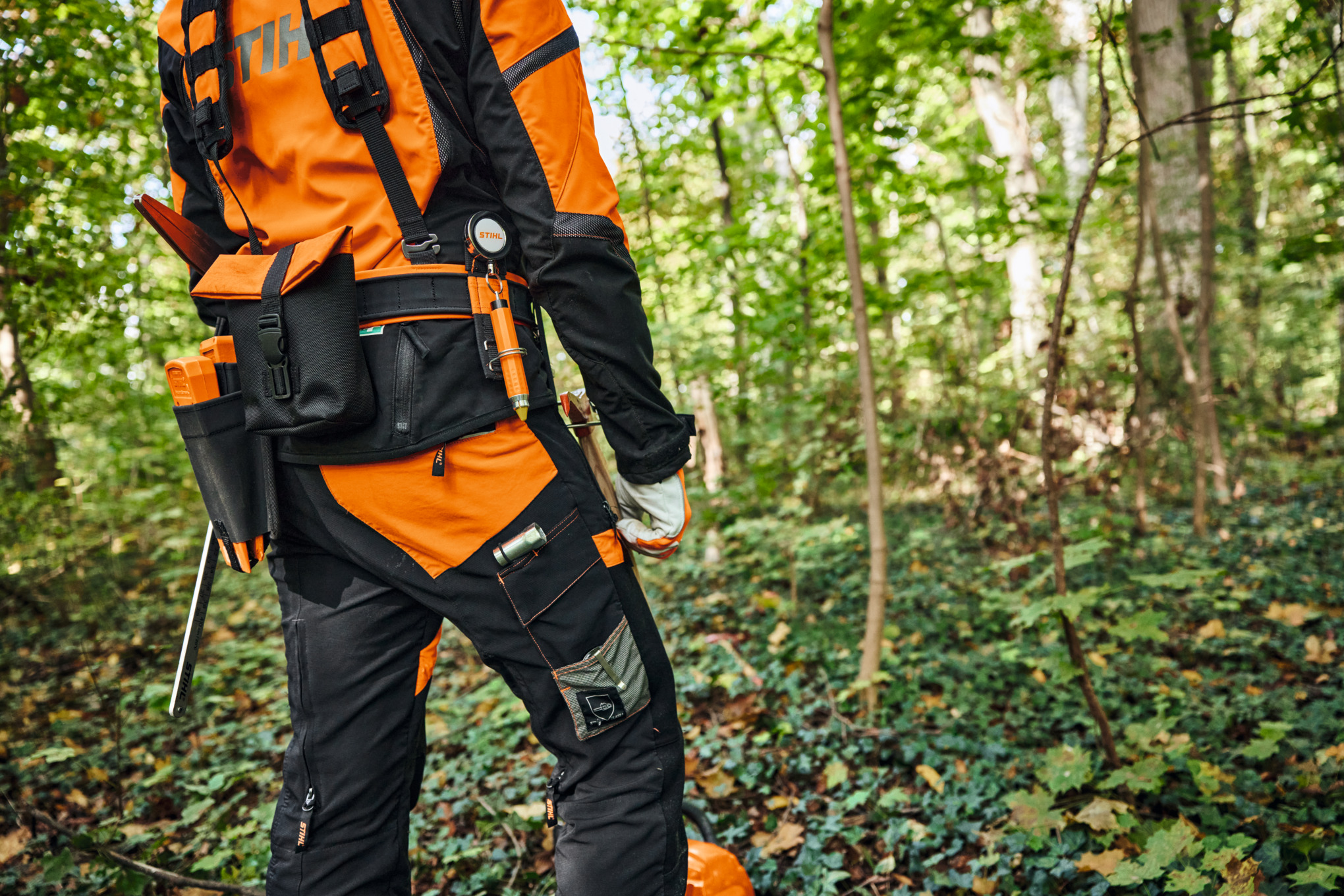 Eine Person trägt eine Schutzausrüstung und das modulare Gurtsystem STIHL ADVANCE X-Flex im Forst