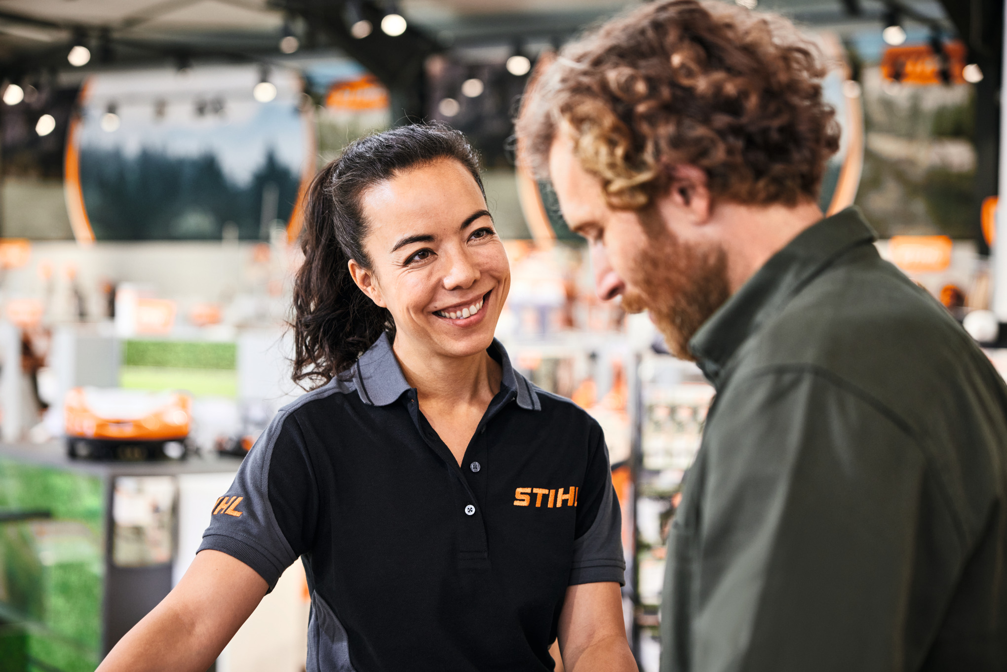 Сотрудник специализированного магазина STIHL консультирует клиента