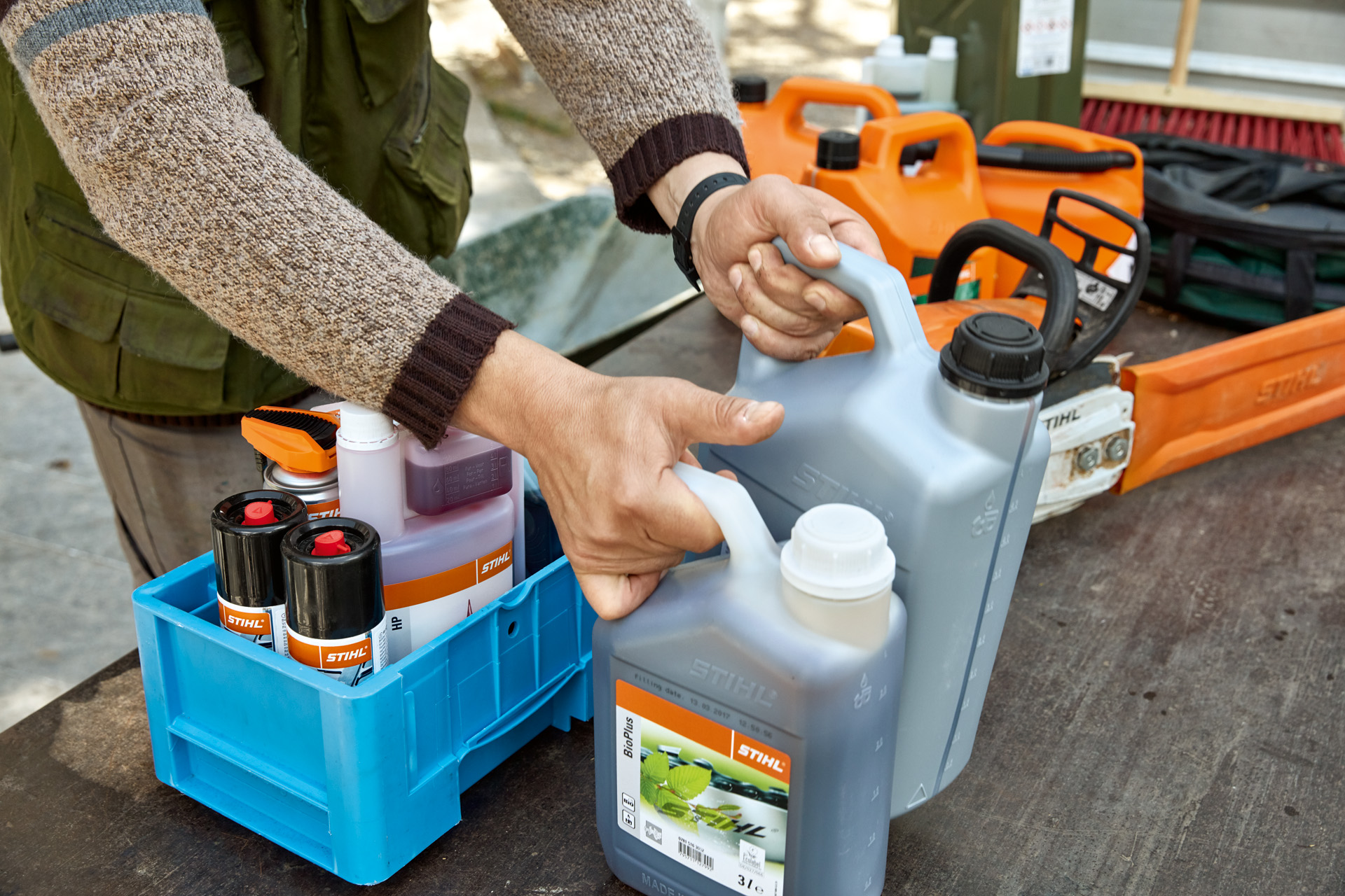 https://www.stihl.de/content/dam/stihl/mediapool/products/oils-and-lubricants,-hand-tools-and-forestry-accessories/oils-and-lubricants/32a87ecaad44483594b2905c8f929f79.jpg