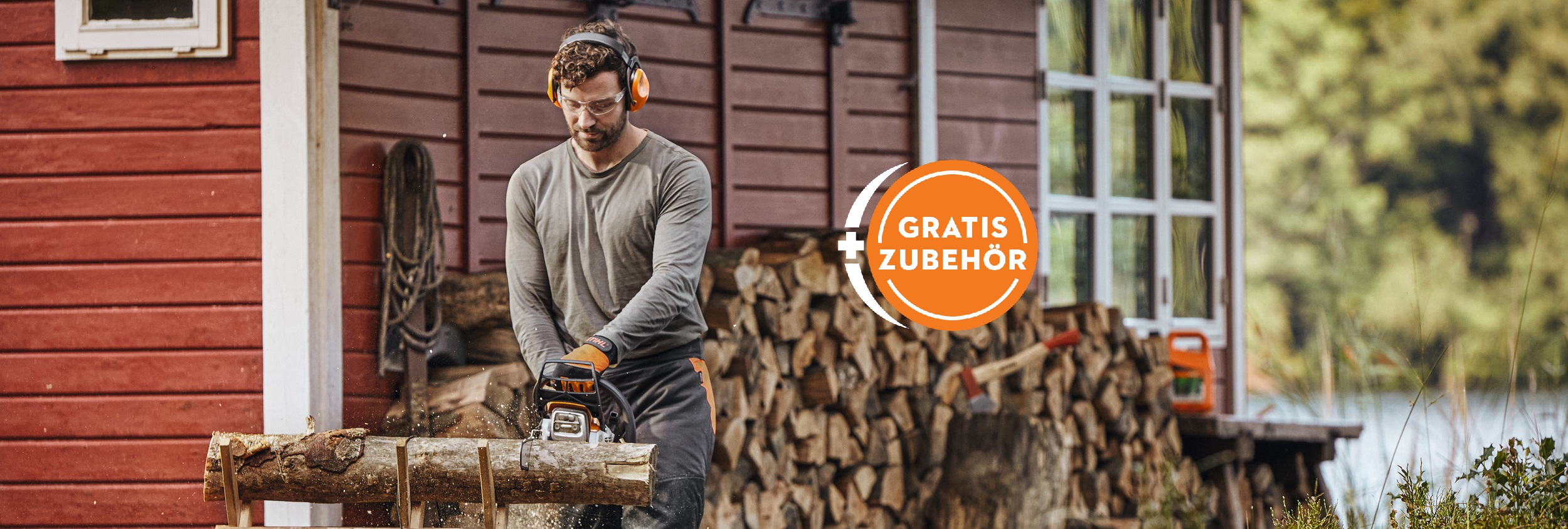 STIHL Motorsäge MS 500i Nahaufnahme auf einem Baumstamm liegend und Förster im Hintergrund